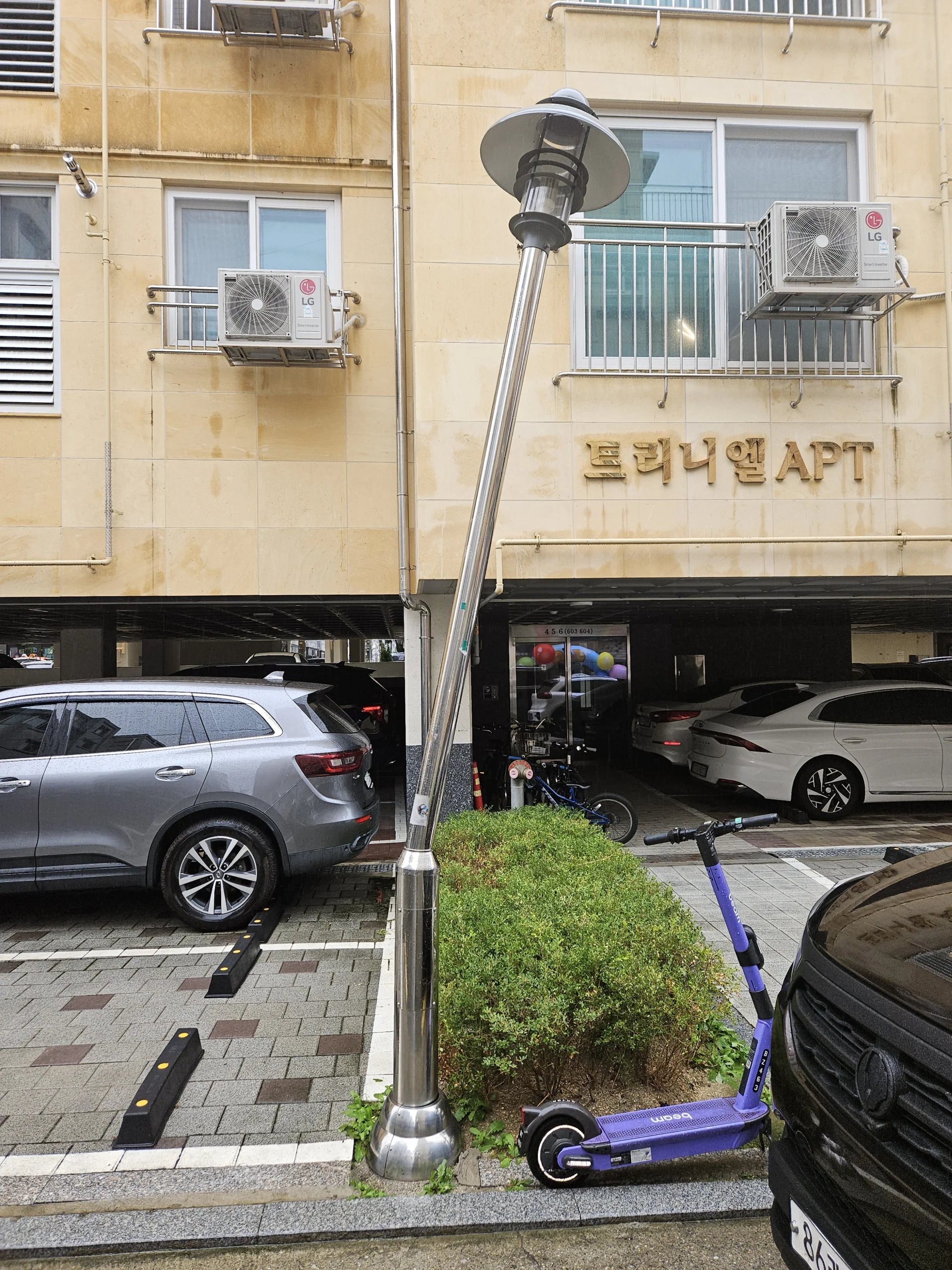 긴급 출동 진단 — 가로등 사고 현장