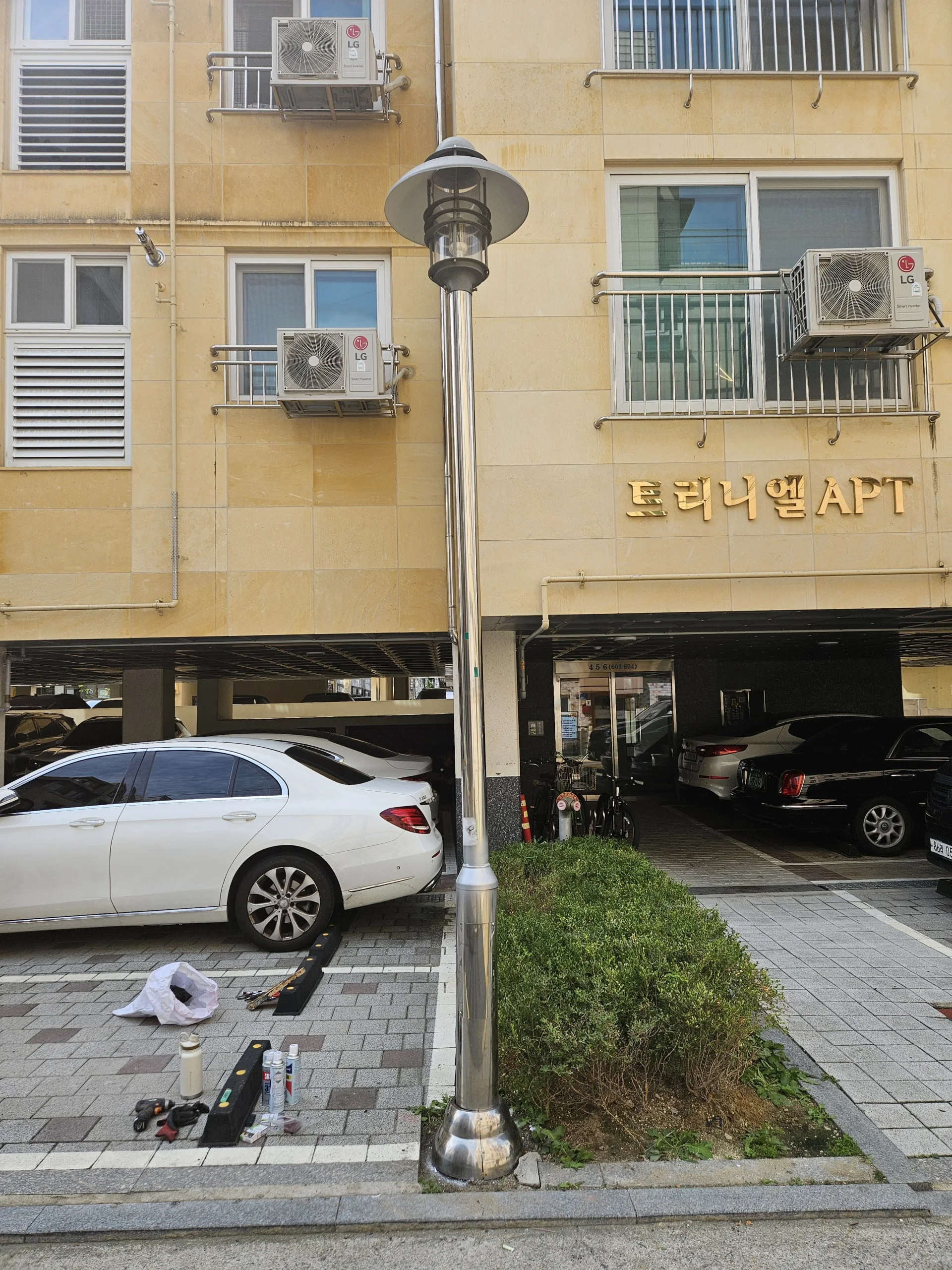 시공 완료 가로등 기둥