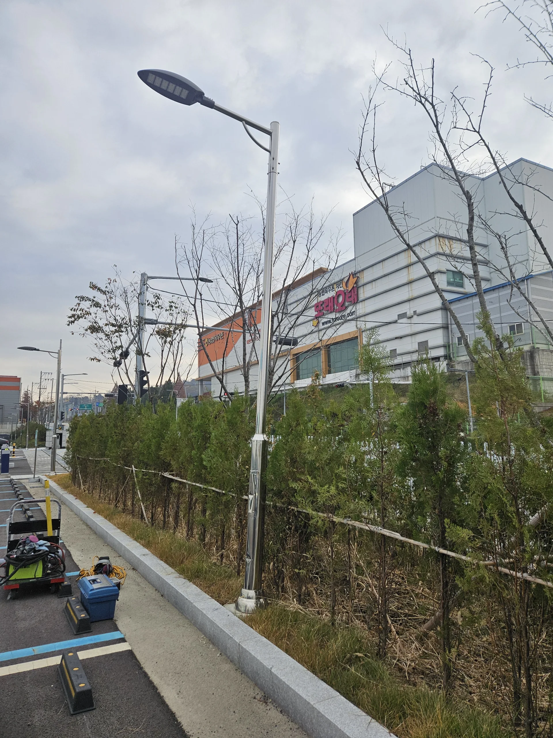 교체 전 — 변형·부식이 진행된 기존 가로등 기둥