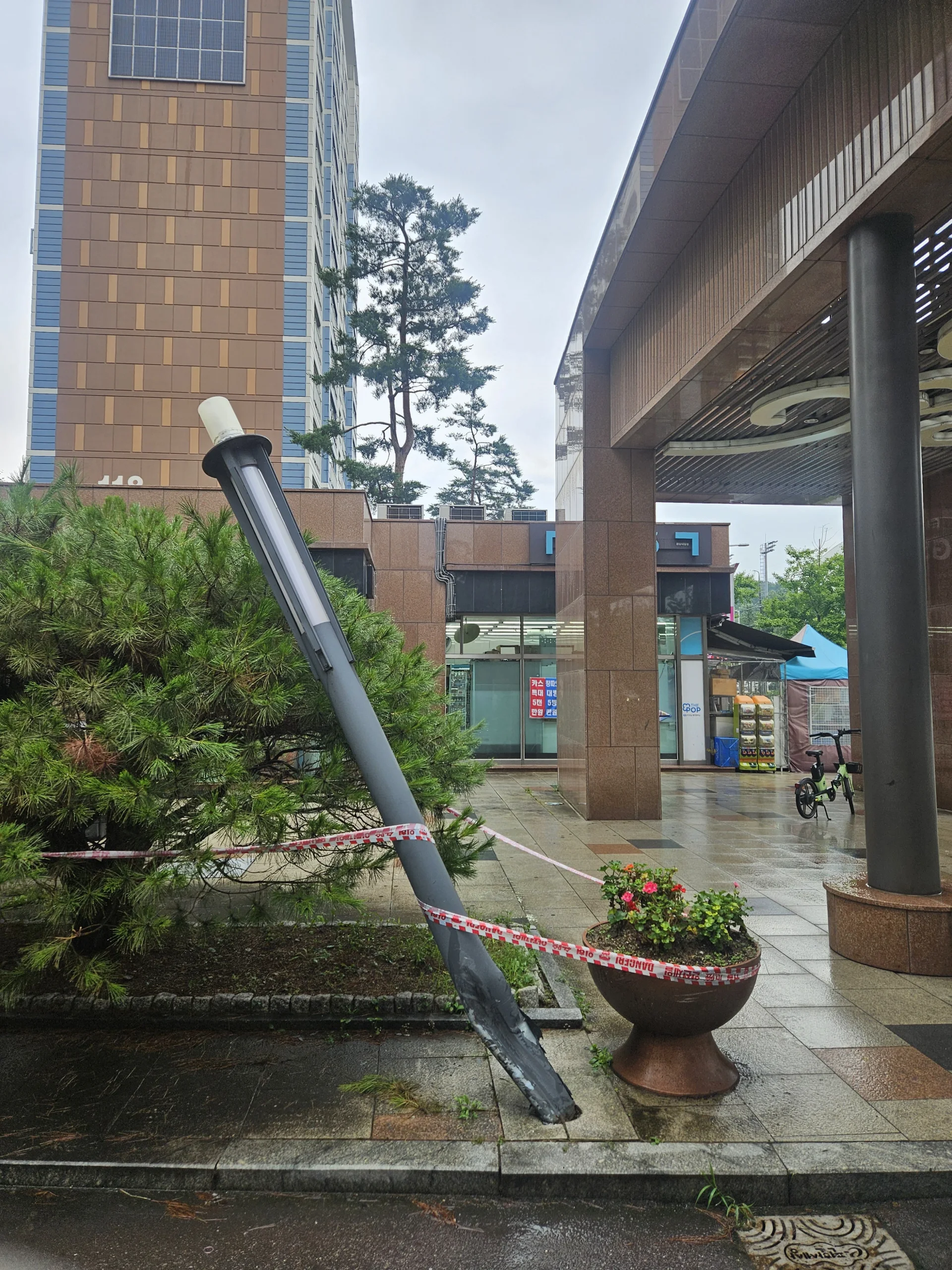 교체 전 변형각이 측정된 가로등 기둥
