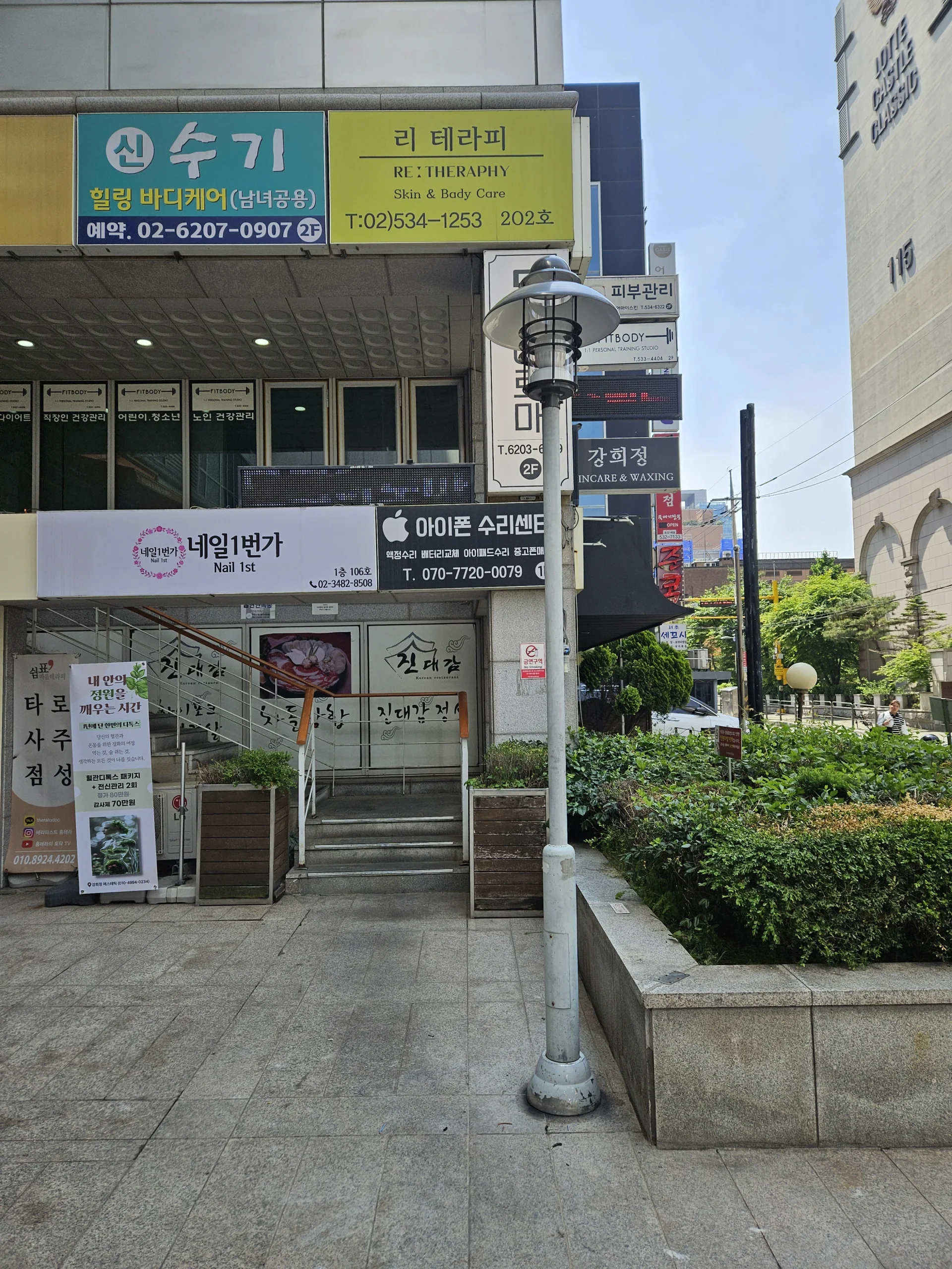 충돌 사고 후 신규 기둥 교체 완료