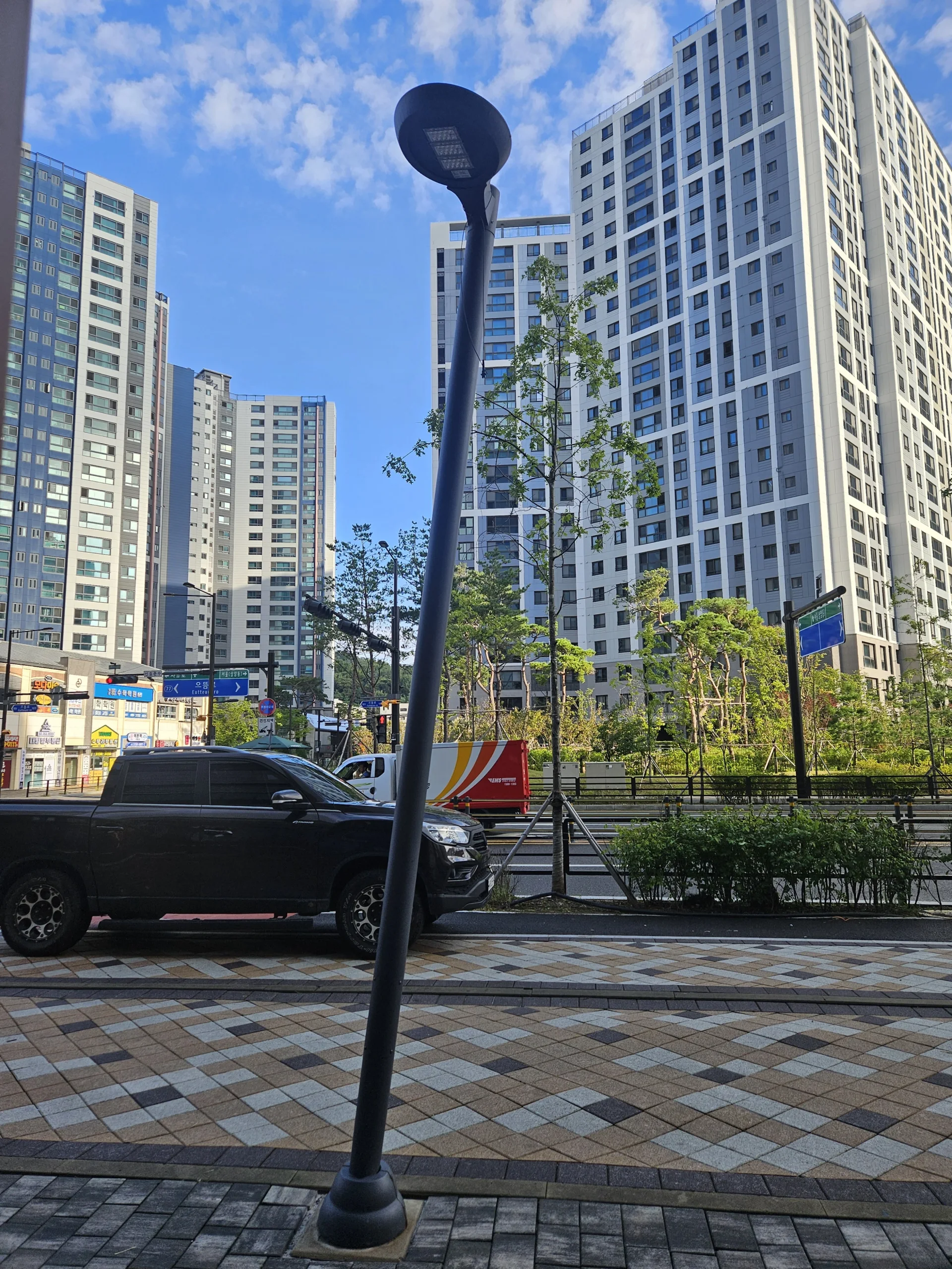 서울 도심 차량 충돌 가로등 기둥 도괴 현장