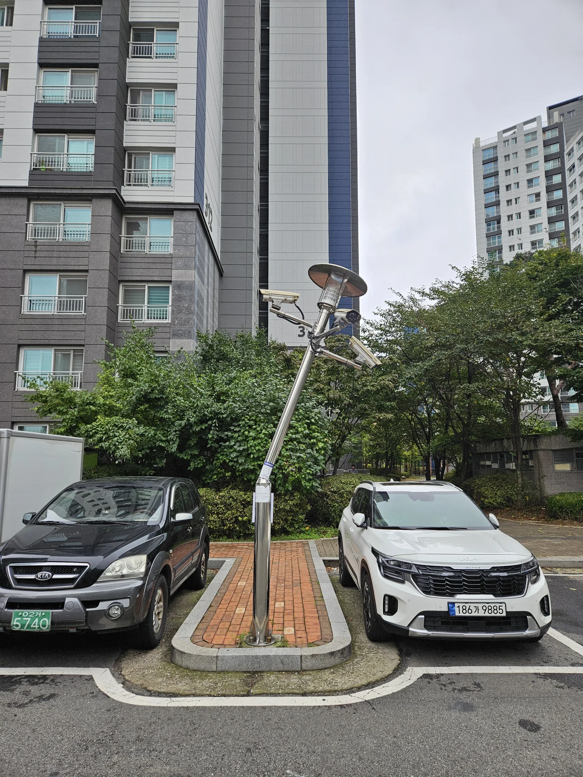경기 오산시 아파트 단지 내 노후 가로등 기둥